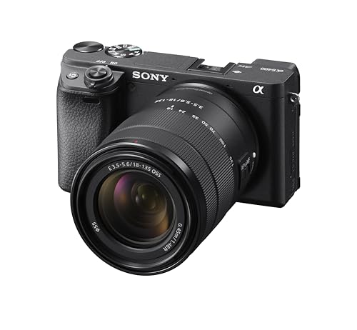 Sony Alpha 6400 APS-C Spiegellose Kamera mit 18-135mm Objektiv (Schneller 0,02s Autofokus mit Augenerkennung für Mensch und Tier, 4K-Filmaufnahmen und neigbares Display für Vlogging) von Sony