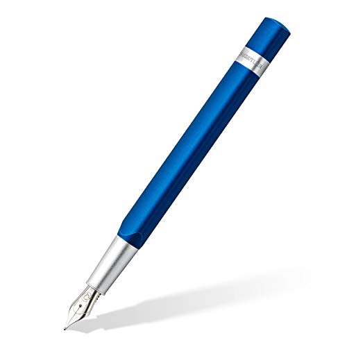 STAEDTLER 476TRX3 M ST Füller Trx (ergonomische Dreikantform, matte samtweiche Aluminium-Oberfläche, Aufsteckkappe, Standard Tintenpatrone, hochwertige Edelstahlfeder, Farbe: blau, Strichstärke M) von Staedtler