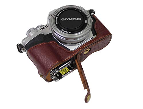 Version mit unterer Öffnung Kompatibel für Olympus OM-D E-M10 Mark IV Schützende Deckschicht Halbe Kameratasche aus echtem Leder mit Stativdesign und Handschlaufe Dunkelbraun von SundayZaZa