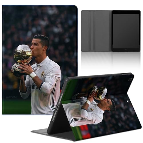 Fußball Tablet Hülle für iPad 9,7" 6./5. Generation 2018/2017, Weiche PU Leder Flip Silicone TPU Cover mit Soccer Fußballspieler 7 Muster Case Verstellbar Stoßfest Ständer Tablet Folio, Trophäe von TBNMBGY