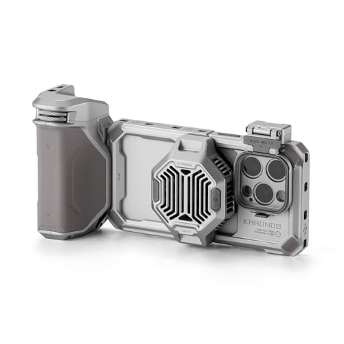 TILTA Khronos Handykäfig für iPhone 15 Pro mit Kühlsystem, Focus PD Griff, Schnellverschluss-Filterschale und magnetischem FSND 0.6/1.2 Filter, Smartphone Case Advanced Kit - Titanweiß TK-IP15-PC-TW TILTA Khronos Handykäfig für iPhone 15 Pro mit Kühlsystem, Focus PD Griff, Schnellverschluss-Filterschale und magnetischem FSND 0.6/1.2 Filter, Smartphone Case Advanced Kit - Titanweiß TK-IP15-PC-TW von TILTAING