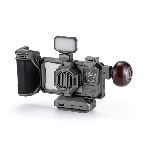 TILTA Khronos Phone Cage Kompatibel mit iPhone 15 Pro mit Kühlsystem, Focus PD Griff, Mini LED Panel, runder Holzgriff und magnetischer FSND Filter Ultimate Kit - Space Grau TK-IP15-PD-SG TILTA Khronos Phone Cage Kompatibel mit iPhone 15 Pro mit Kühlsystem, Focus PD Griff, Mini LED Panel, runder Holzgriff und magnetischer FSND Filter Ultimate Kit - Space Grau TK-IP15-PD-SG von TILTAING