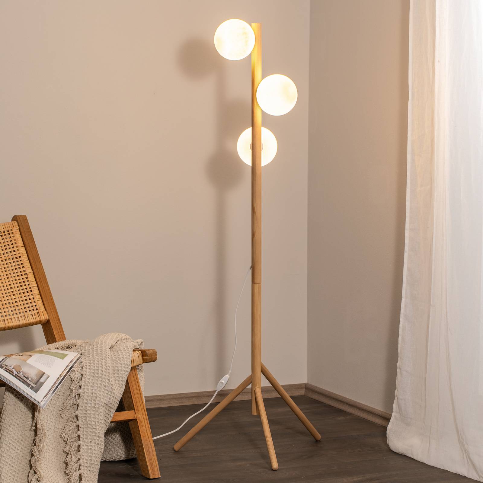 Stehleuchte Estera, Opalglas, Holzgestell, 132 cm, 3-flammig Stehleuchte Estera, Opalglas, Holzgestell, 132 cm, 3-flammig von TK Lighting
