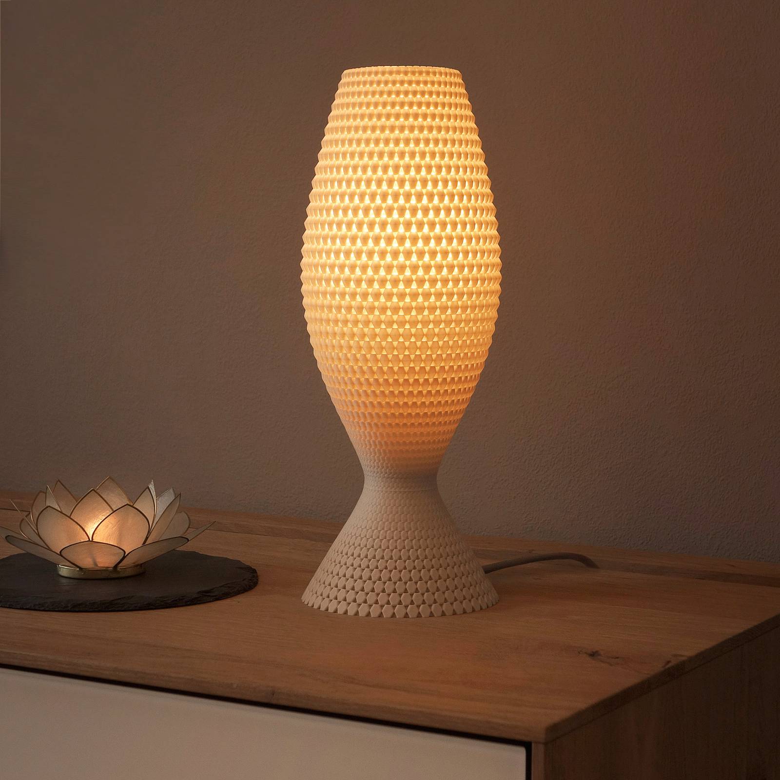 Tischlampe Diamant aus Biomaterial, linen, 33 cm von Tagwerk