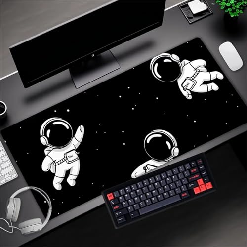 Tainrun Gaming Mauspad XXL 1000x500x2mm Große Maus Pad Wasserabweisend mit Haltbar Genähten Kanten für PC, Laptop Verbessert Präzision und Geschwindigkei(Schwarzer Astronaut Anime) von Tainrun