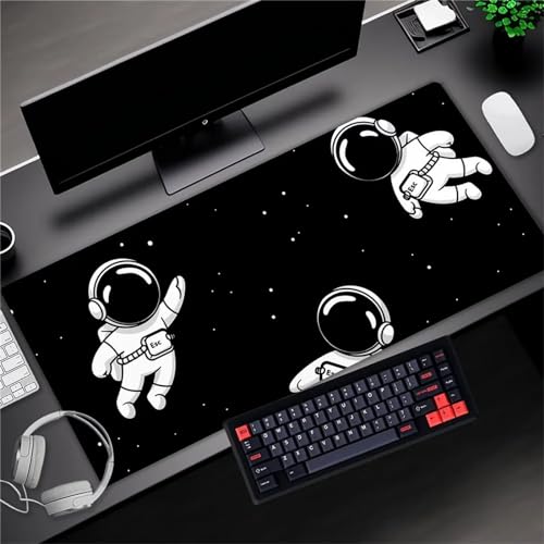 Tainrun Gaming Mauspad XXL 900x400x3mm Große Maus Pad Wasserabweisend mit Haltbar Genähten Kanten für PC, Laptop Verbessert Präzision und Geschwindigkei(Schwarzer Astronaut Anime) von Tainrun