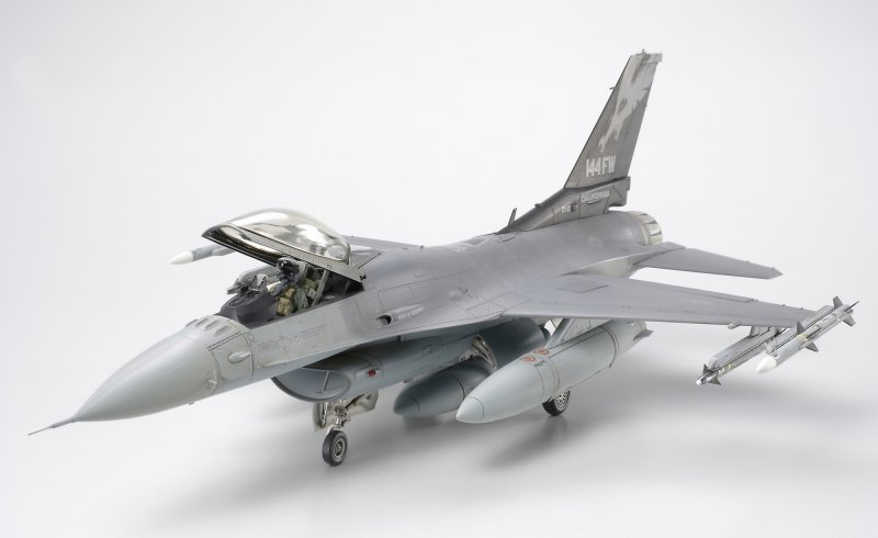 Lockheed Martin F16C Block 25/32 Fighting Falcon ANG Lockheed Martin F16C Block 25/32 Fighting Falcon ANG von Tamiya
