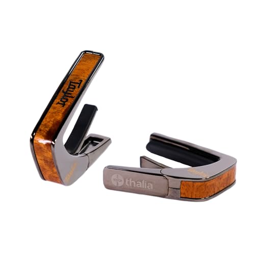 Taylor by THALIA Kapodaster mit schwarzem Chrom-Finish, Koa mit schwarzem Taylor Logo Taylor by THALIA Kapodaster mit schwarzem Chrom-Finish, Koa mit schwarzem Taylor Logo von Thalia