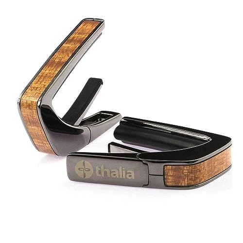Thalia Exotic Wood Series Kapodaster mit schwarzem Chrom-Finish und Sapeli Einlagen Thalia Exotic Wood Series Kapodaster mit schwarzem Chrom-Finish und Sapeli Einlagen von Thalia