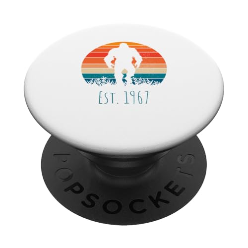 Bigfoot Retro Sunset - EST. 1967 Forest Silhouette Sasquatch PopSockets Klebender PopGrip Bigfoot Retro Sunset - EST. 1967 Forest Silhouette Sasquatch PopSockets Klebender PopGrip von The Mythical Motion Co.