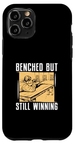 Auf der Bank, aber immer noch erfolgreich: Fantastische Experten für Bankrest-Schießsport Hülle für iPhone 11 Pro Auf der Bank, aber immer noch erfolgreich: Fantastische Experten für Bankrest-Schießsport Hülle für iPhone 11 Pro von Tight Benchrest Warmers Unlimited