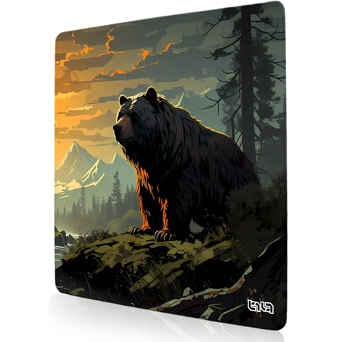 Tilt Schreibtischunterlage 30x30 cm Gaming Mauspad | Rutschfester Mousepad Groß für Schreibtisch und PC Gadgets | Wasserdichter Desk Mat (Bear Forest) von Tilt
