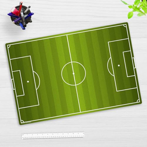 Schreibtischunterlage Kinder – “Fußballfeld“ – aus erstklassigem, strapazierfähigem Vinyl (Kunststoff) – 60 x 40 cm – Rutschfeste Schreibunterlage für besten Schutz – Made in Germany von Tischsetmacher
