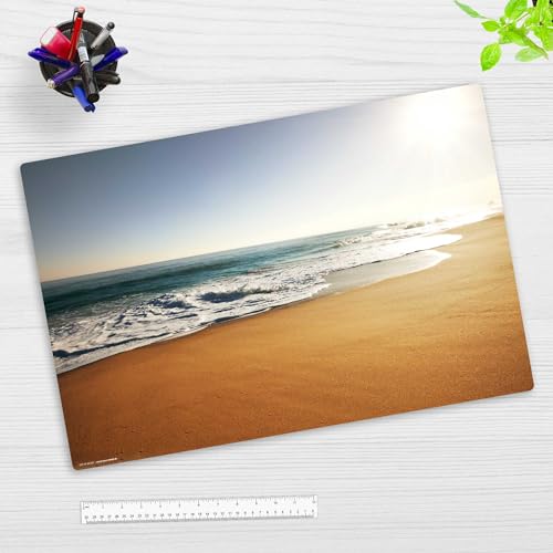 Schreibtischunterlage Kinder und Erwachsene – “Am Strand“ – aus erstklassigem, strapazierfähigem Vinyl (Kunststoff) – 60 x 40 cm – Rutschfeste Schreibunterlage mit bestem Schutz – Made in Germany von Tischsetmacher