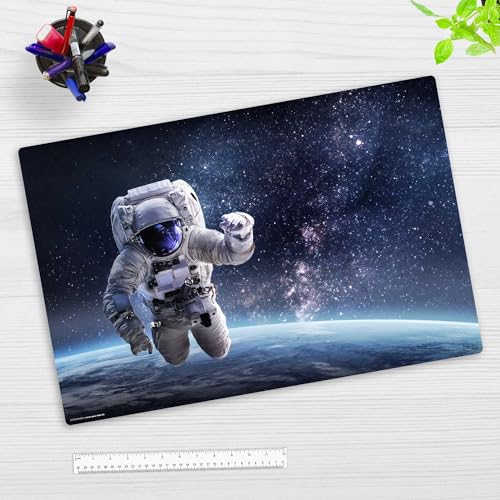 Schreibtischunterlage Kinder und Erwachsene – “Astronaut im Weltraum“ – aus erstklassigem, strapazierfähigem Vinyl (Kunststoff) – 60 x 40 cm – Schreibunterlage für besten Schutz – Made in Germany von Tischsetmacher