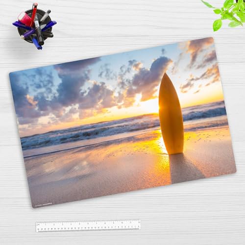 Schreibtischunterlage Kinder und Erwachsene – “Surfbrett am Strand“ – aus erstklassigem Vinyl (Kunststoff) – 60 x 40 cm – Rutschfeste Schreibunterlage mit bestem Schutz – Made in Germany von Tischsetmacher