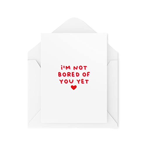 Tongue in Peach Lustige Valentinstagskarte – I'm Not Bored of You Yet – Valentinstag – lustige Karten – Witz Valentinstagskarten – lustige Jubiläumskarten CBH1471 von Tongue in Peach