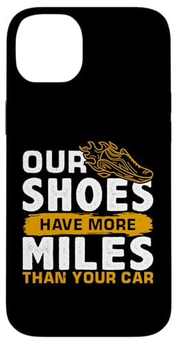 Unsere Schuhe haben mehr Kilometer als Ihr Auto Hülle für iPhone 14 Plus Unsere Schuhe haben mehr Kilometer als Ihr Auto Hülle für iPhone 14 Plus von Track And Field Sports Designs For Athletes