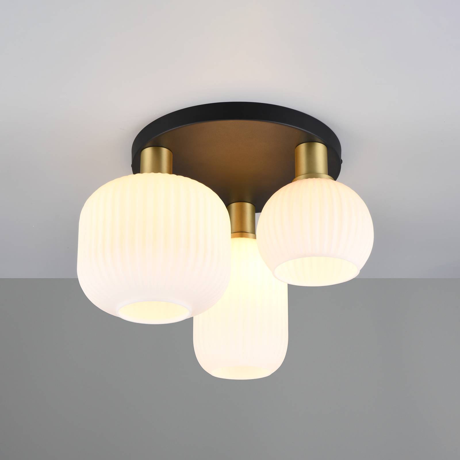 Deckenleuchte Diva, 3-fl., Metall, Glas, weiß, messingfarben Deckenleuchte Diva, 3-fl., Metall, Glas, weiß, messingfarben von Trio Lighting
