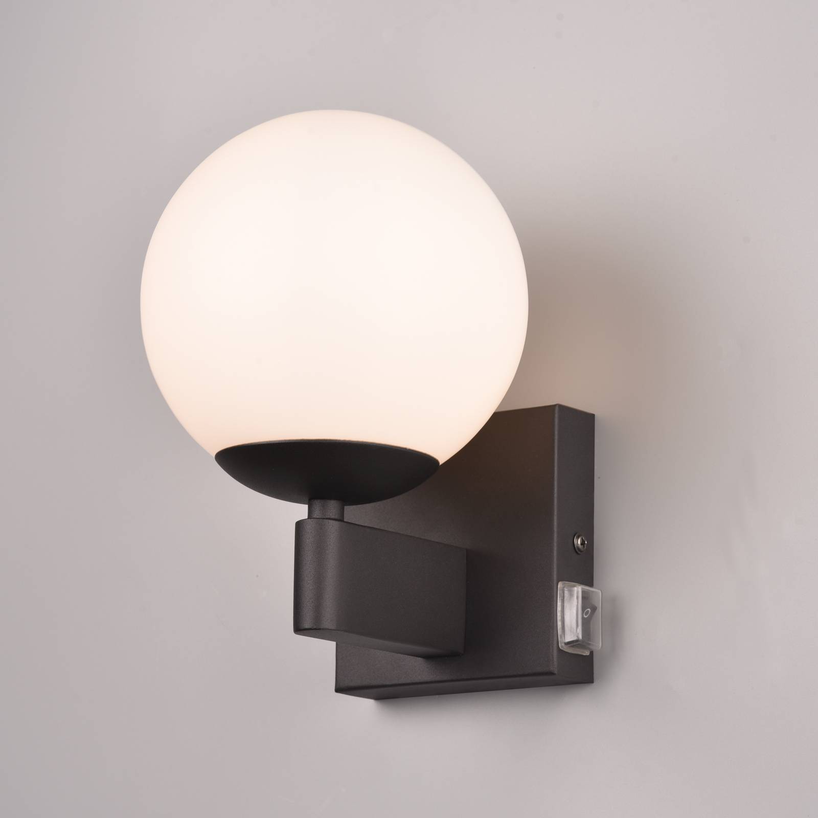 Wandleuchte Kula fürs Bad Glasschirm IP44 schwarz von Trio Lighting