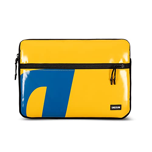 Laptop-Hülle mit Tasche für MacBook Air 13 Zoll 2021/2022 (Farbe: gelb/blau) – Hülle/Cover aus upcycletem Stoff (nachhaltig) von UNBEGUN