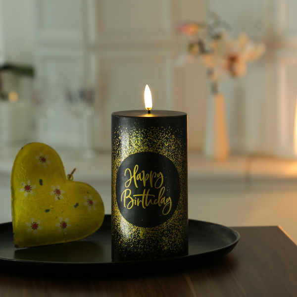 LED Kerze HAPPY BIRTHDAY - Echtwachs - H: 15cm - D: 7,8cm - Timer -... LED Kerze HAPPY BIRTHDAY - Echtwachs - H: 15cm - D: 7,8cm - Timer -... von UYUNI
