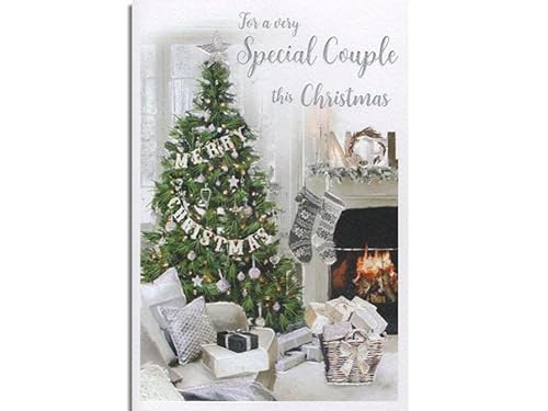 Weihnachtskarte (IKG-X3785) – Special Couple at Christmas – Baum, Kamin und Strümpfe – aus der Essence-Reihe, Flitter und Folie von Artist Unknown