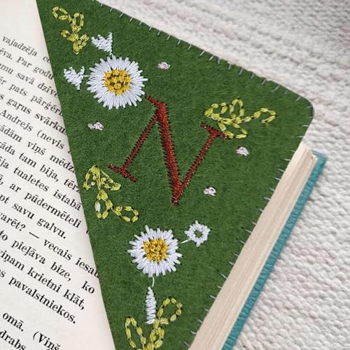 Felt Triangle Bookmark, Hand Embroidered Corner Bookmark, Cute Flower Letter Embroidery Bookmarks for Book Lovers. (Summer,A) von VACSAX