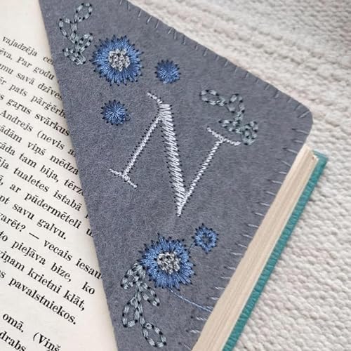 Felt Triangle Bookmark, Hand Embroidered Corner Bookmark, Cute Flower Letter Embroidery Bookmarks for Book Lovers. (Winter,A) von VACSAX