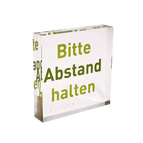 Transparenter Acrylblock als Infoständer/Hinweisaufsteller mit grünem Aufdruck „Bitte Abstand halten“ aus PLEXIGLAS® von VITAdisplays