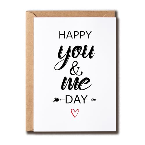 VKNDesigns Süße Jubiläumskarte – Happy You And Me Day – Jubiläumskarte – lustige Grußkarte – Bedeutungskarte für Paare, Jungen, Mädchen – einfache Liebeskarte von VKNDesigns