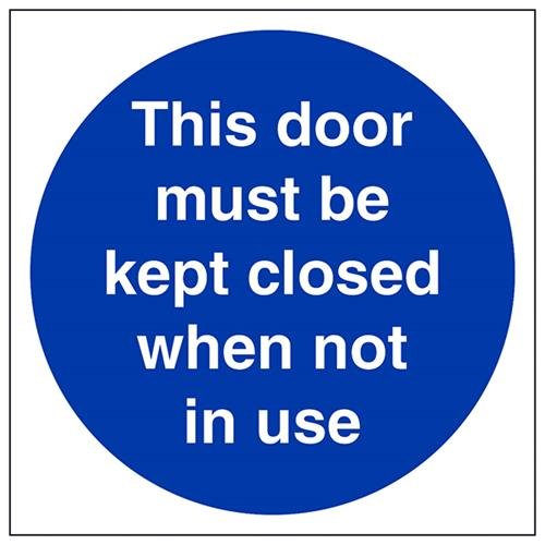 vsafety 18013 am-s "Diese Tür muss geschlossen gehalten, wenn nicht in Gebrauch" Pflicht Schilder, selbstklebendes Vinyl, quadratisch, 150 mm x 150 mm, blau von VSafety