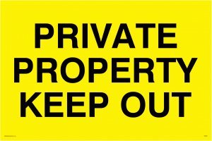 Schild mit Aufschrift"Private Property Keep Out" von Viking Signs