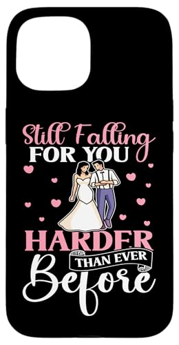Hochzeitsbraut: Ich verliebe mich immer noch härter in dich als je zuvor Hülle für iPhone 15 Hochzeitsbraut: Ich verliebe mich immer noch härter in dich als je zuvor Hülle für iPhone 15 von Wedding Bride Designs For Bridal Shower
