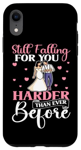 Hochzeitsbraut: Ich verliebe mich immer noch härter in dich als je zuvor Hülle für iPhone XR Hochzeitsbraut: Ich verliebe mich immer noch härter in dich als je zuvor Hülle für iPhone XR von Wedding Bride Designs For Bridal Shower
