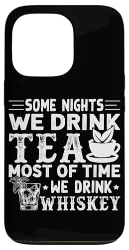 An manchen Abenden trinken wir Tee, die meiste Zeit trinken wir Whiskey Hülle für iPhone 13 Pro von Whiskey Design Ideas For Whiskey Drinker