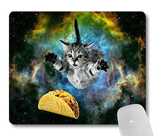 Wknoon Mauspad mit niedlichem Kätzchen, lustiges Design, neugierige Katze fliegt durch den Weltraum und reicht nach einem Taco in Galaxie. Lustiges Mauspad. von Wknoon