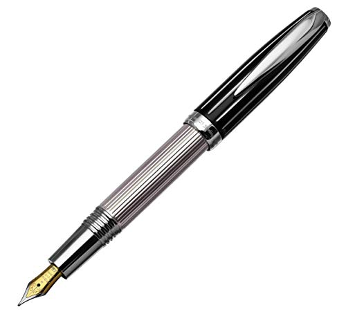 Penna stilografica Xezo Incognito 925 Sterling Silver. Cappuccio a vite. Pennino a punta media. Incisioni a punta di diamante. Edizione limitata di 250 pezzi. von Xezo