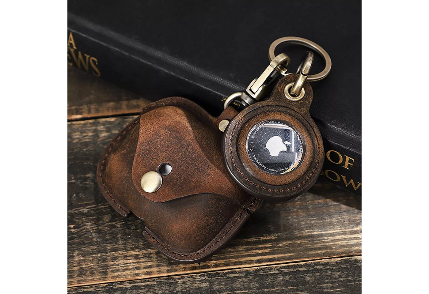 YUBRO-STUDIO Kopfhörer-Schutzhülle 2in1 Leder AirPods Pro Hülle mit AirTag Halter Schlüsselring Robust YUBRO-STUDIO Kopfhörer-Schutzhülle 2in1 Leder AirPods Pro Hülle mit AirTag Halter Schlüsselring Robust von YUBRO-STUDIO