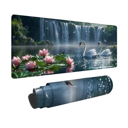 Schwan Gaming Mauspad XXL 1500x800mm, 3MM Genähten Kanten Mousepad Weiß Schreibtischunterlage mit rutschfeste Gummibasis, Gaming Zubehör WassXerdicht Mouse Pad für PC, Laptop, Geschenke -xy250307 von YXYBBBDOU