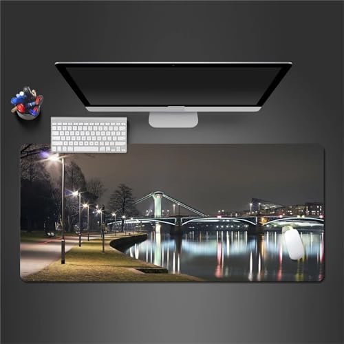 Große Gaming Mauspad 1200x600x5mm mit genähten Rändern,Rutschfeste Naturkautschukunterlage,Verbessert Präzision und Geschwindigkeit,Schreibtischmatte für Gamer Büro & Zuhause Blick auf Stadt Nacht Große Gaming Mauspad 1200x600x5mm mit genähten Rändern,Rutschfeste Naturkautschukunterlage,Verbessert Präzision und Geschwindigkeit,Schreibtischmatte für Gamer Büro & Zuhause Blick auf Stadt Nacht von Yoonqun