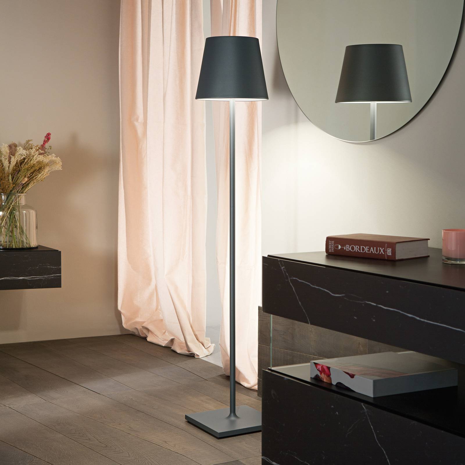 Zafferano Poldina L Akku-Stehlampe IP54 grau Zafferano Poldina L Akku-Stehlampe IP54 grau von Zafferano