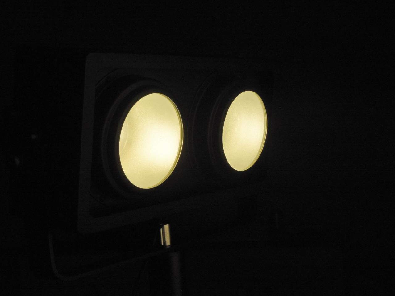 EUROLITE Audience Blinder 2x100W LED COB WW EUROLITE Audience Blinder 2x100W LED COB WW