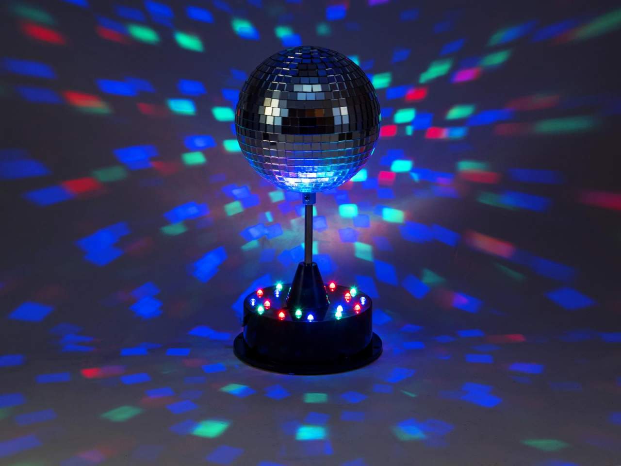 EUROLITE LED Spiegelkugel 13cm mit Standfu? EUROLITE LED Spiegelkugel 13cm mit Standfu?