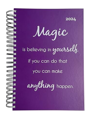 2024 Dicker Kalender – "Magic is believing in yourself ..." (Brombeere) – Spiralbindung – pro Tag eine volle DIN A4 Seite Platz – Tageskalender | Bürokalender | Terminkalender | TageBuch-Kalender von edition cumulus