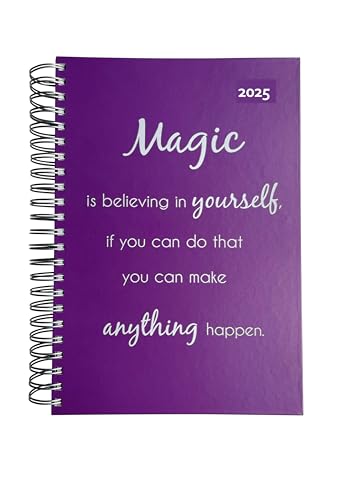 2025 Dicker Kalender – "Magic is believing in yourself ..." (Brombeere) – Spiralbindung – pro Tag eine volle DIN A4 Seite Platz – Tageskalender | Bürokalender | Terminkalender | TageBuch-Kalender von edition cumulus