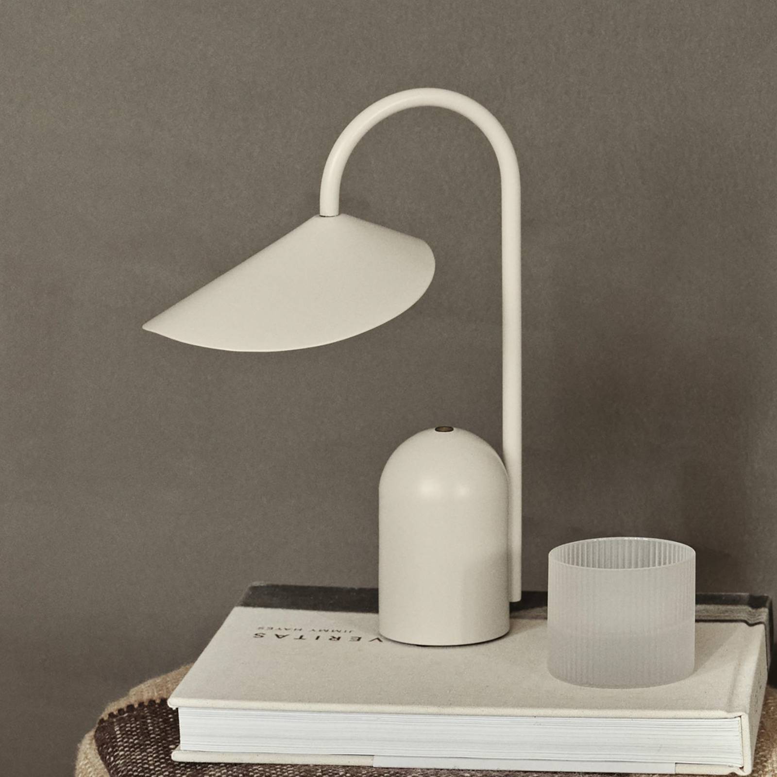ferm LIVING LED-Akku-Tischleuchte Arum, beige, dimmbar, IP44 ferm LIVING LED-Akku-Tischleuchte Arum, beige, dimmbar, IP44 von ferm LIVING