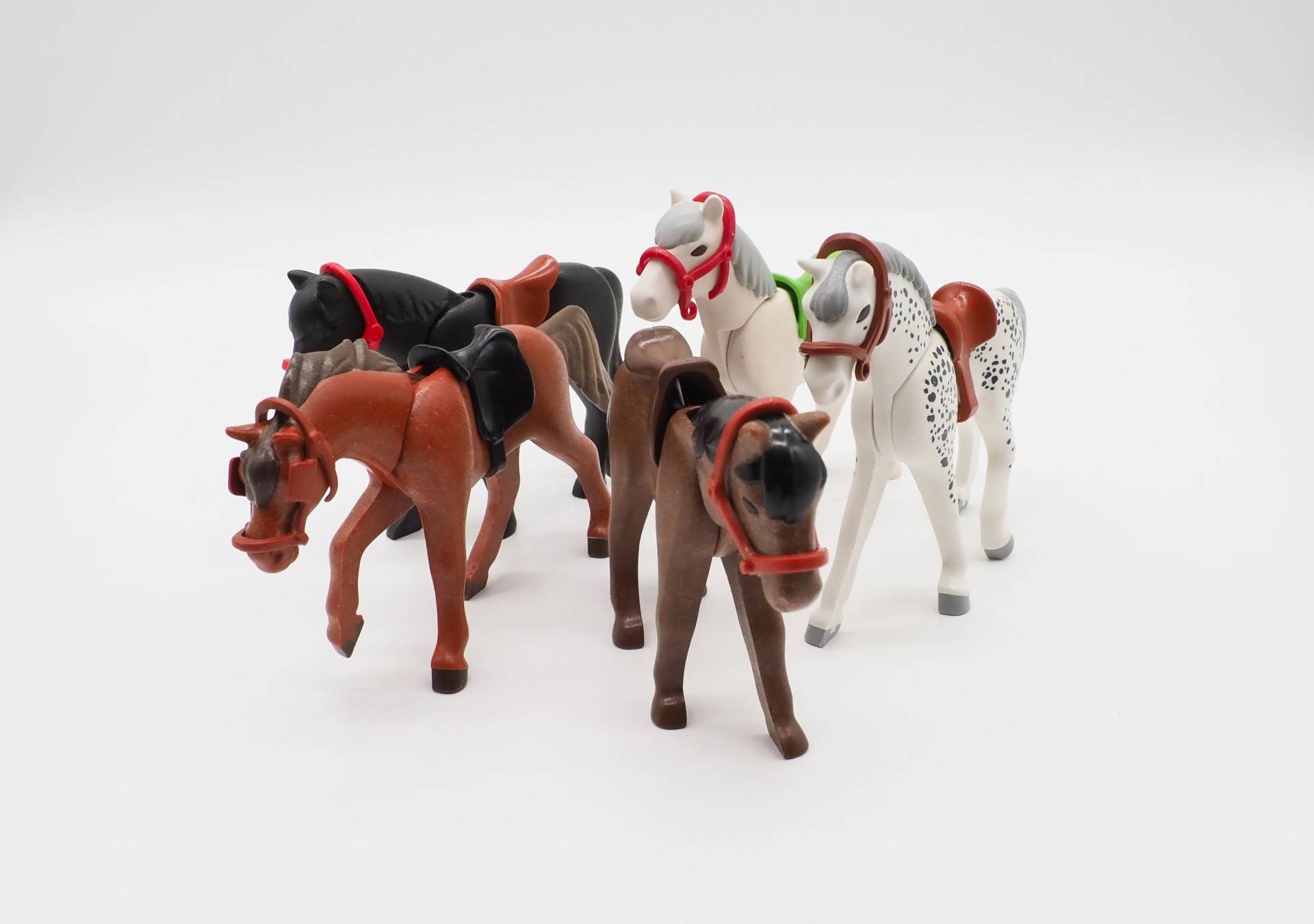 5 Playmobil Pferde mit Zaumzeug und Sattel von geobra Brandstätter Stiftung & Co. KG