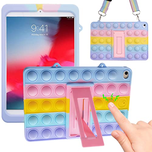 Pop it iPad Hülle 9/8/7 Gen 10.2 Zoll Kinder, iZi Way Schützende Poppet Push Bubble Fidget Toy Pop Its Tablet Hülle Silikon Cover mit Kickstand & Lanyard für iPad 9. 8. 7. (2021/2020/2019),Regenbogen von iZi Way
