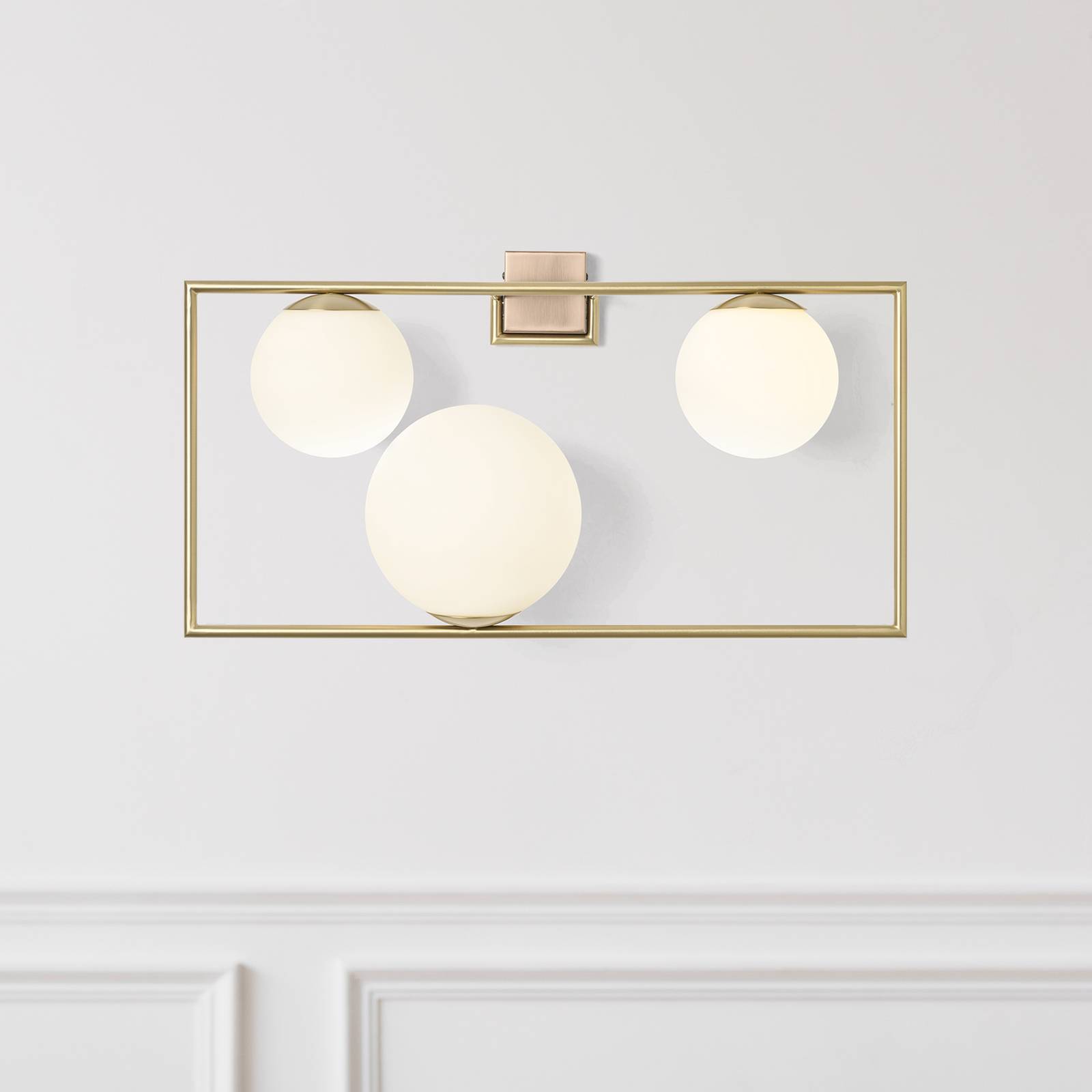 Wandleuchte Buble, gold, drei Opalglasschirme Wandleuchte Buble, gold, drei Opalglasschirme von miloox by Sforzin